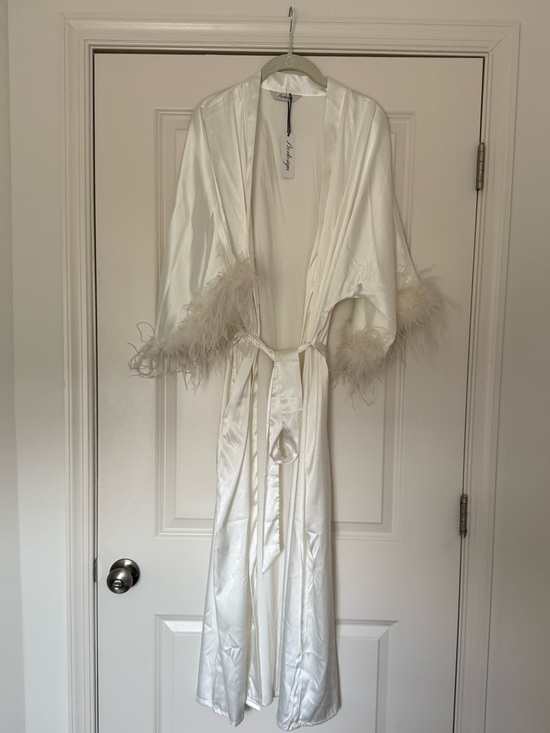 Prodesign Other - White Robe with Ostrich Feather Trim NWT. OS